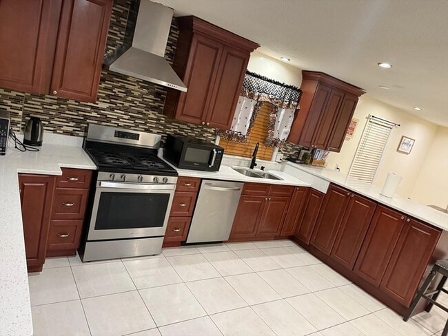 25 Pershing St in Lowell, MA - Building Photo - Building Photo