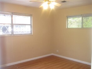 1 Briargate Lane, Unit Apt. 2 in Belleville, IL - Foto de edificio - Building Photo