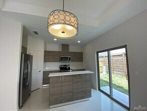 5708 Nightingale Ave-Unit -3 in Palmhurst, TX - Foto de edificio - Building Photo