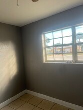 2401 NW 7th St in Fort Lauderdale, FL - Foto de edificio - Building Photo