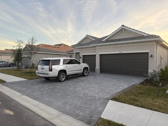 property at 7796 Lakes Edge Ln