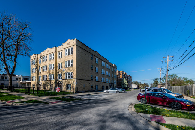 404 School St in Maywood, IL - Foto de edificio - Building Photo