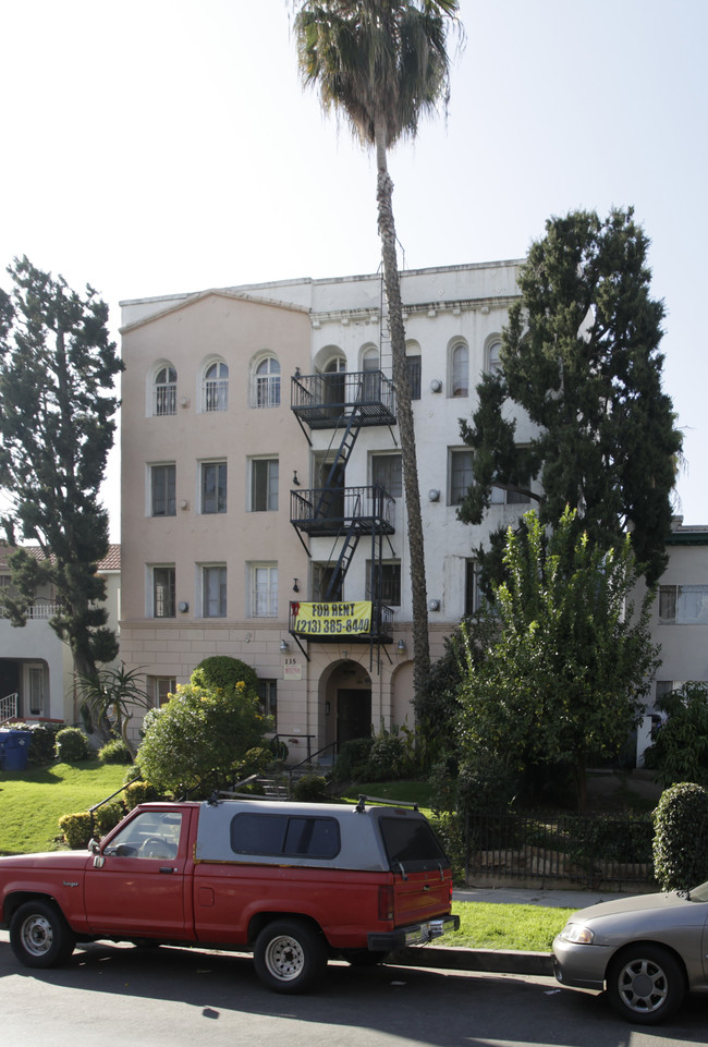 135 N New Hampshire Ave in Los Angeles, CA - Building Photo - Building Photo