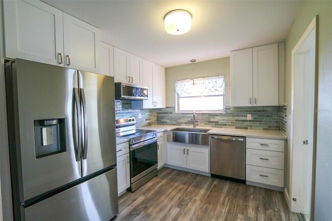 1204 Harkness Way in Sun City Center, FL - Building Photo - Building Photo