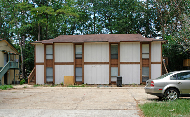 2010 Bradford Ct in Tallahassee, FL - Foto de edificio - Building Photo