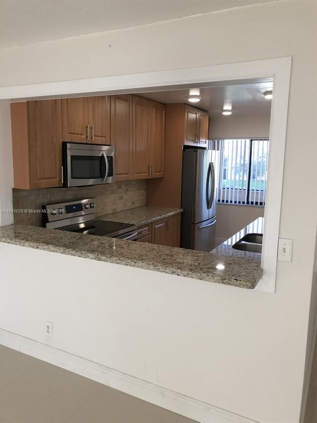 151 Lakeview Dr in Weston, FL - Building Photo - Building Photo