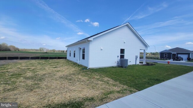 102 Sycamore Ln in Greensboro, MD - Foto de edificio - Building Photo