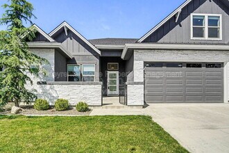 8462 W Suttle Lake Dr in Garden City, ID - Building Photo - Building Photo