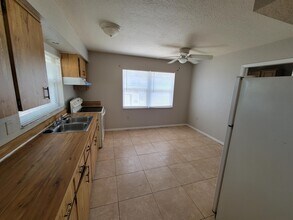 1042 Oak St in Dunedin, FL - Building Photo - Building Photo