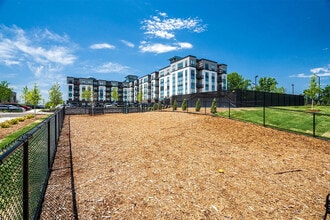The Isaac in Roseville, MN - Foto de edificio - Building Photo
