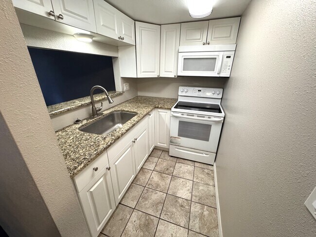 7113 E Bank Dr in Tampa, FL - Building Photo - Building Photo