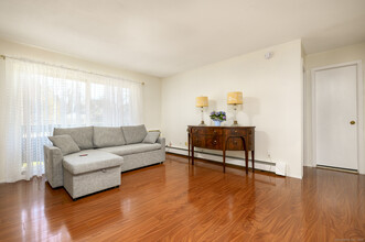 573 Glendale Ave in Bridgeport, CT - Foto de edificio - Building Photo