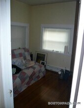 1725 Commonwealth Ave in Boston, MA - Building Photo - Building Photo