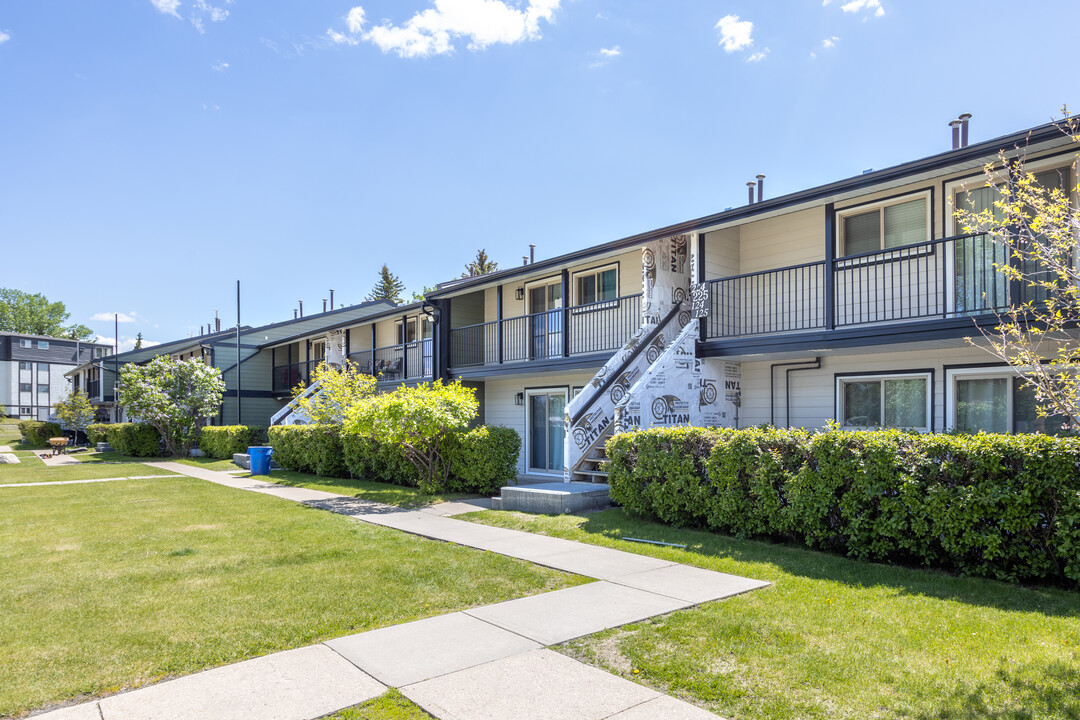 Bell Manor in Red Deer, AB - Building Photo