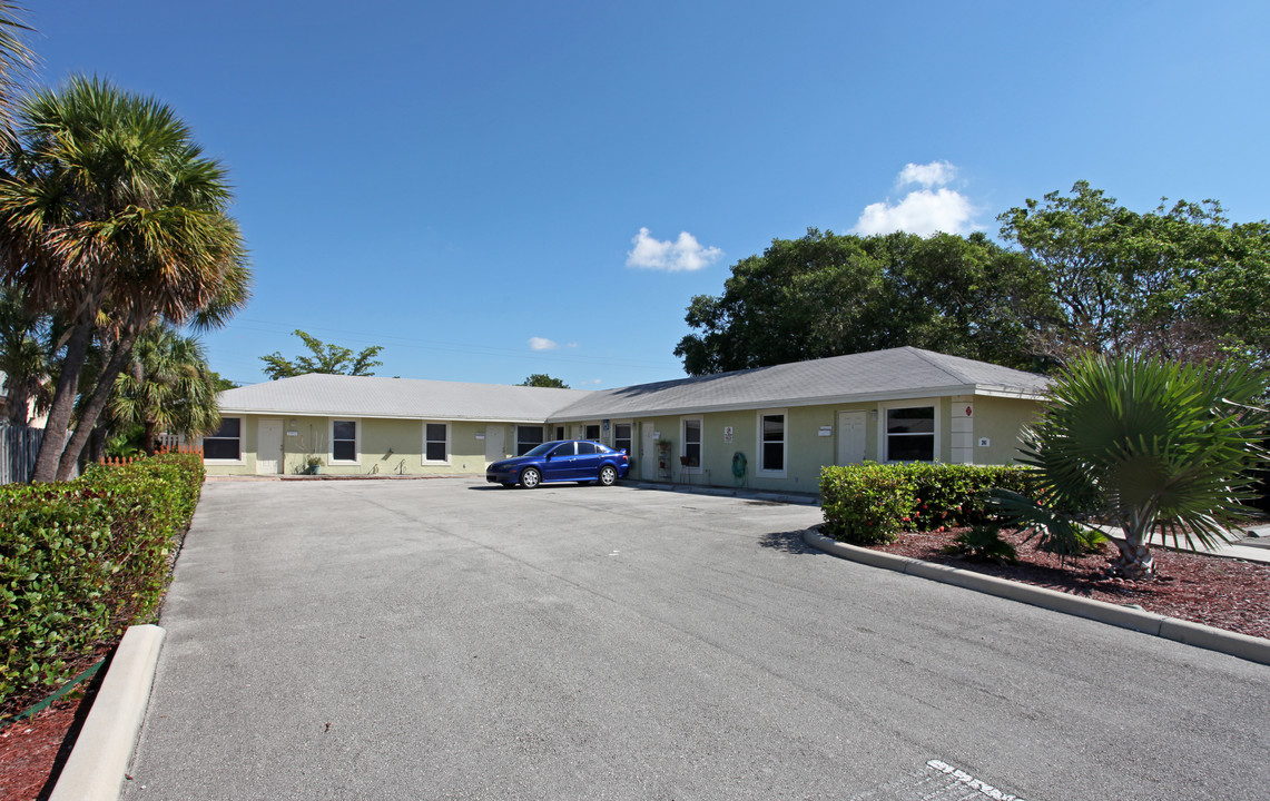 241 NW 40th St in Fort Lauderdale, FL - Foto de edificio