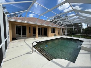 7016 Treymore Ct in Sarasota, FL - Foto de edificio - Building Photo