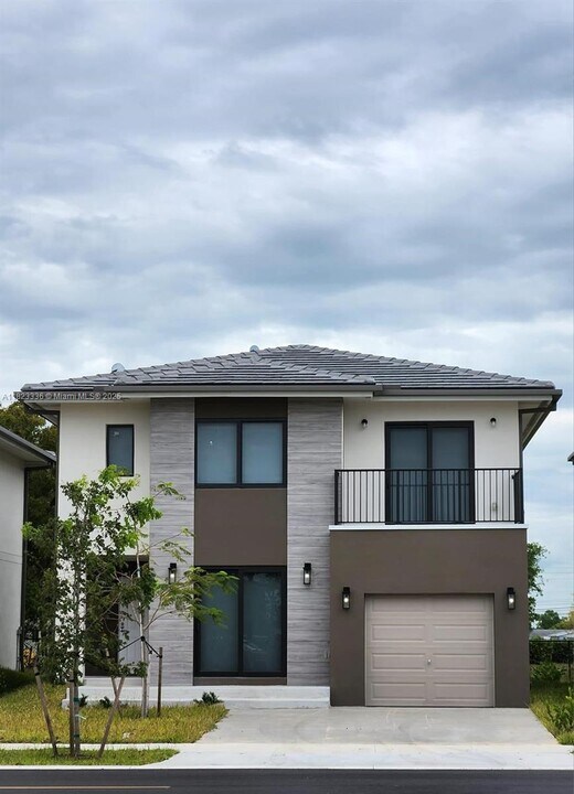 1124 NW 2nd St in Florida City, FL - Building Photo