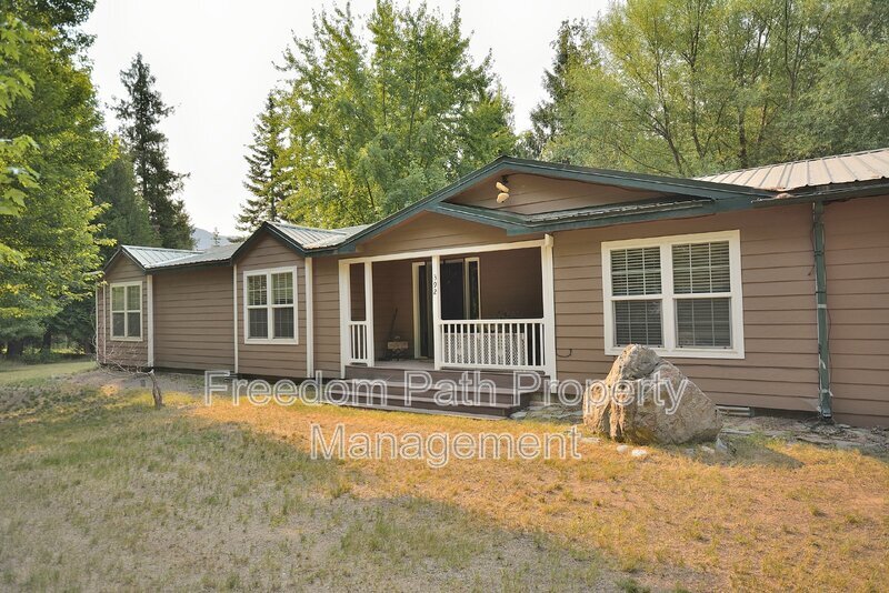 392 Beers Humbird Rd in Sagle, ID - Building Photo
