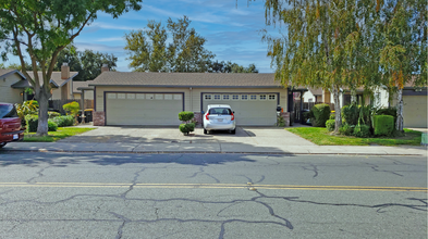 Emerald Pointe Townhomes in Stockton, CA - Building Photo - Building Photo