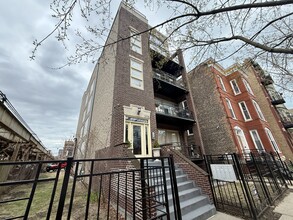 308 W Evergreen Ave, Unit 1R in Chicago, IL - Building Photo - Building Photo