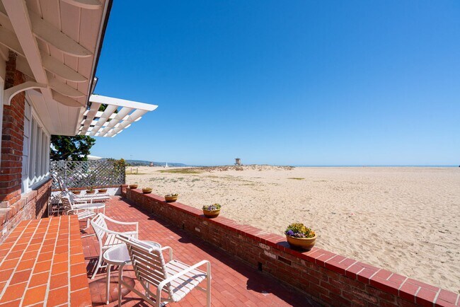 2124 E Oceanfront in Newport Beach, CA - Building Photo - Building Photo