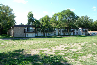 Sommerset Place in Brooklyn Center, MN - Foto de edificio - Building Photo