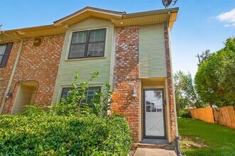 6710 Biggs Ct in Houston, TX - Building Photo - Building Photo