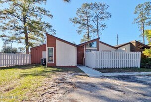 2530 Whispering Woods Blvd in Jacksonville, FL - Building Photo