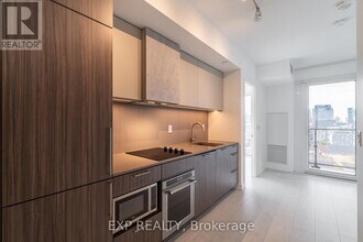 19 Western Battery Rd in Toronto, ON - Building Photo - Building Photo