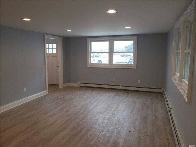 61 Roosevelt Blvd-Unit -lower in Long Beach, NY - Building Photo - Building Photo