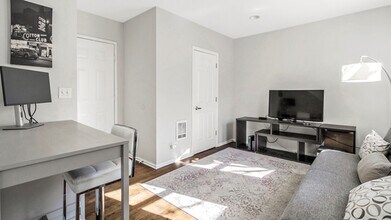 720 W Evergreen Ave, Unit 720 in Chicago, IL - Building Photo - Building Photo