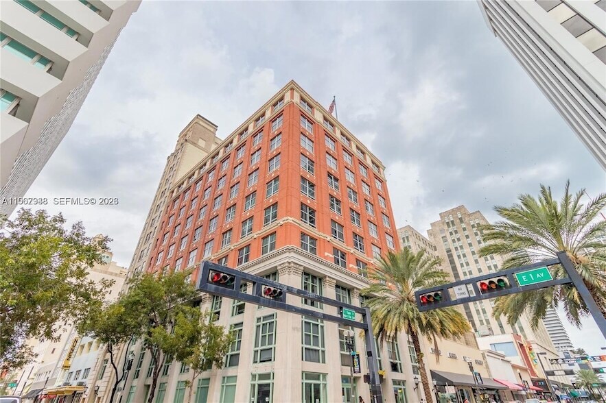 111 E Flagler St, Unit 303 in Miami, FL - Foto de edificio