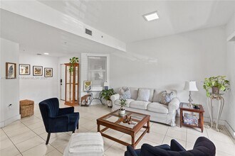 11102 NW 83rd St in Doral, FL - Building Photo - Building Photo
