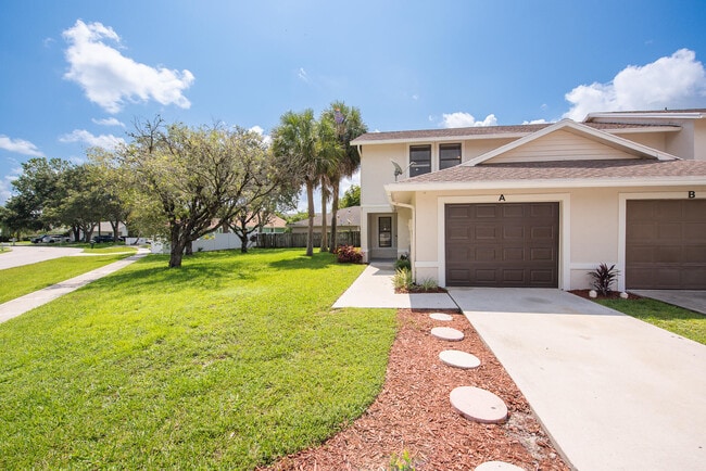 13861 Folkestone Cir in Wellington, FL - Building Photo - Building Photo