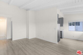 2637 S Centinela Ave in Santa Monica, CA - Foto de edificio - Building Photo