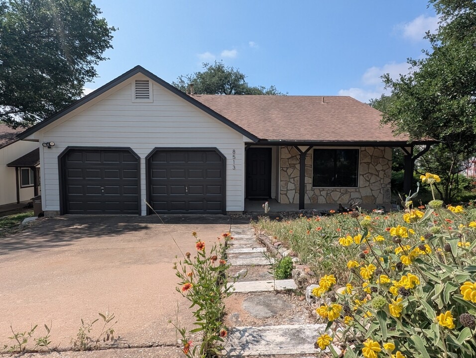 8513 Bargamin Dr in Austin, TX - Building Photo