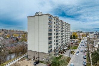 Trafalgar Square in Guelph, ON - Building Photo - Building Photo