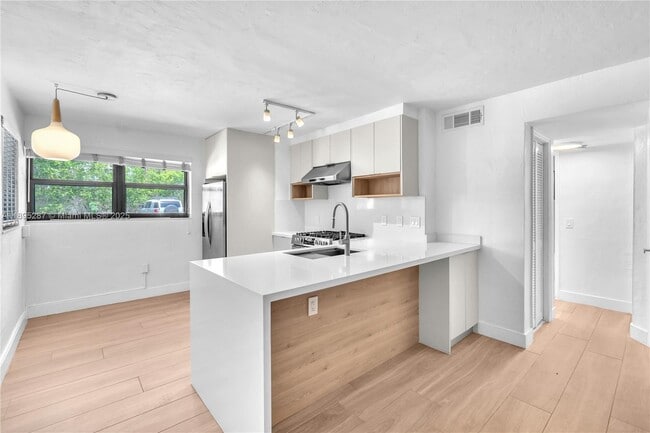 3265 Virginia St in Miami, FL - Foto de edificio - Building Photo