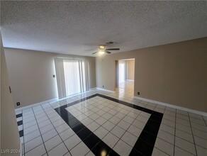 4588 W Drake Cir in Las Vegas, NV - Building Photo - Building Photo