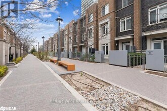 370 Square One Dr in Mississauga, ON - Building Photo - Building Photo