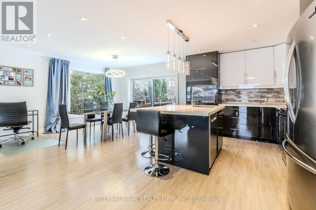 24 Paramount Ct