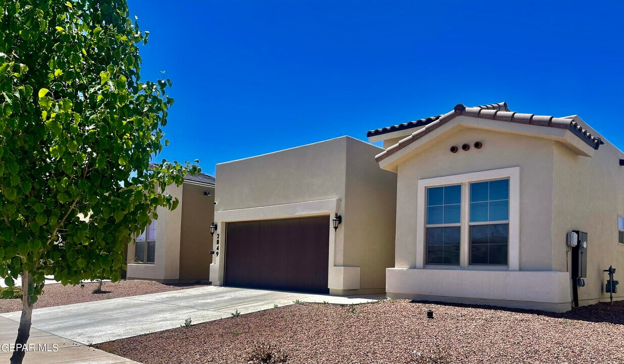 2849 Tierra Oasis St in El Paso, TX - Building Photo