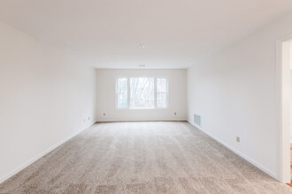 Kirkbrae Glen Apartments in Lincoln, RI - Foto de edificio - Interior Photo