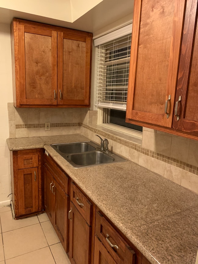 10227 1/2 S 8th Ave, Unit 10227 in Inglewood, CA - Foto de edificio - Building Photo