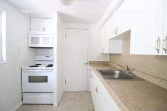 2051 Jo an Dr in Sarasota, FL - Building Photo - Building Photo