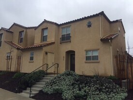 572 River Oaks Dr in Paso Robles, CA - Building Photo