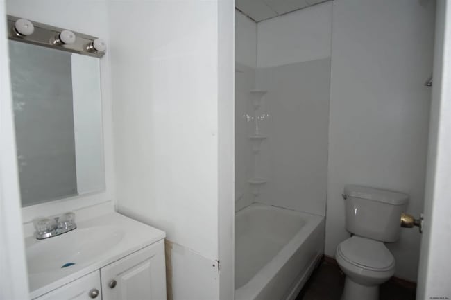 408 24th St in Watervliet, NY - Building Photo - Building Photo