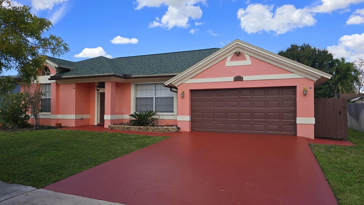 143 Royal Pine Cir S in Royal Palm Beach, FL - Building Photo