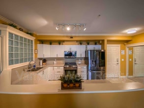 1088-1088 Sunset Dr in Kelowna, BC - Building Photo - Building Photo