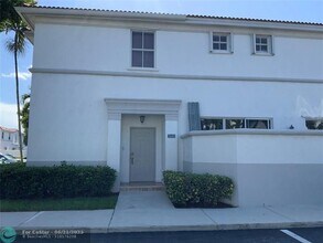 15603 SW 41st St in Miramar, FL - Foto de edificio - Building Photo